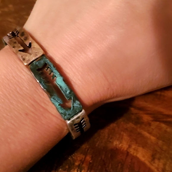 NEW! Bracelet Burnished Multi Color Arrow - Picture 4 of 5